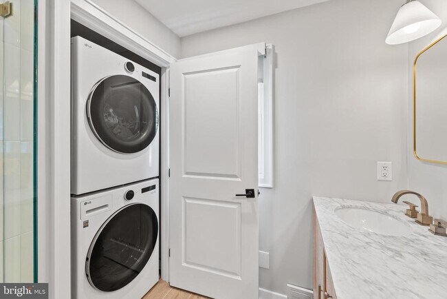 Building Photo - 1621 Clearview Ave