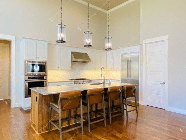 Building Photo - Luxury Single-Level 3BR - 3.5BA Living in Tetherow