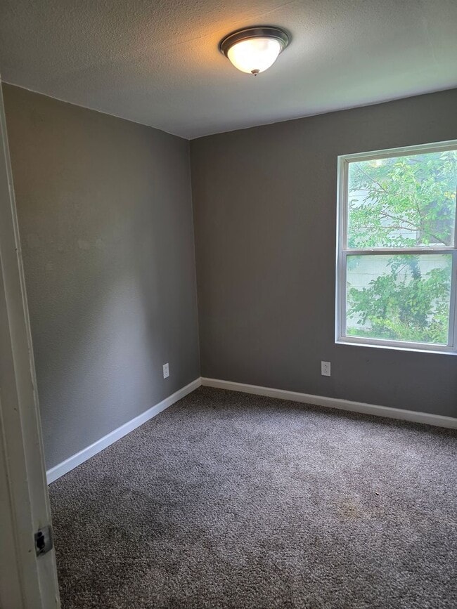 Building Photo - Lovely 3BD/1BA