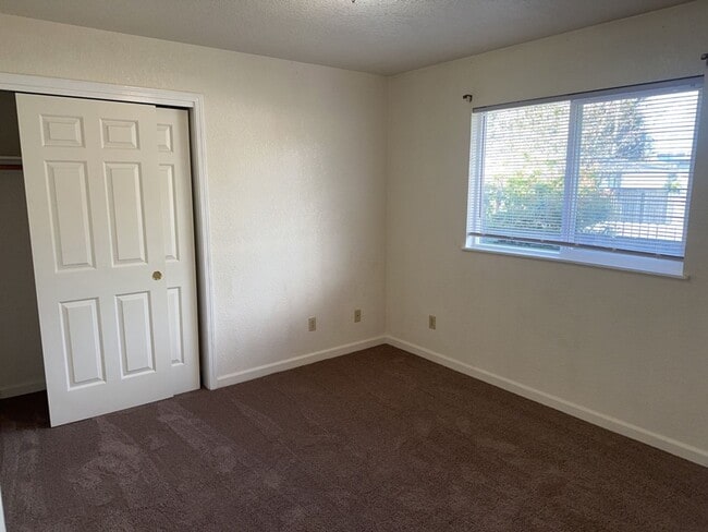 Building Photo - 3 Bedroom 2 Bath Home Located in the Cutten/Ridgewood Area