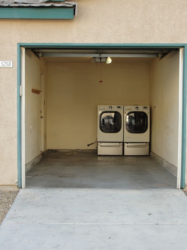 Building Photo - 5258 Steinbrenner Ln