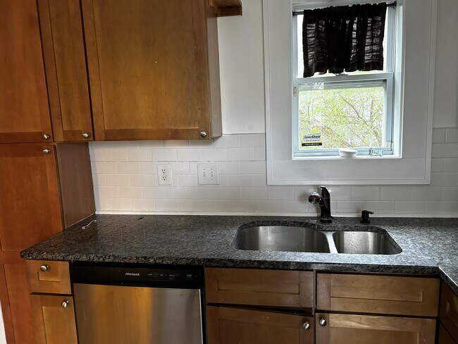 Building Photo - 318 Wyandotte Ave