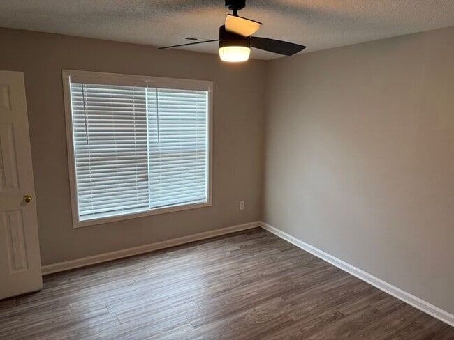 Building Photo - Red-Hot Summer Sale!!! Renovated 2-bedroom townhome in Kannapolis