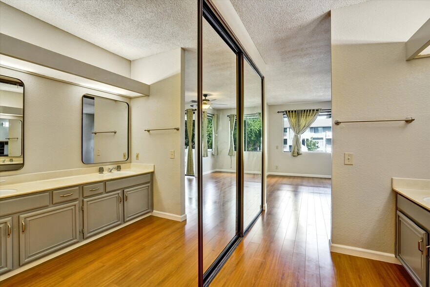 Building Photo - 3402 Pinewood Terrace