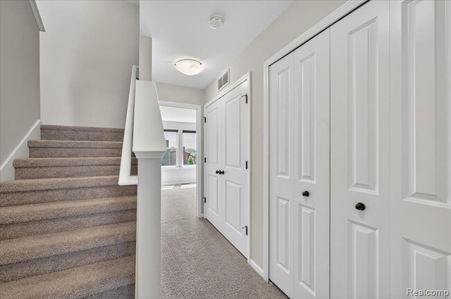 Building Photo - 1087 Hampton Cir