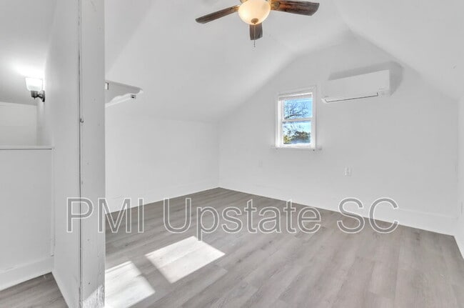 Building Photo - 109 S 7th St