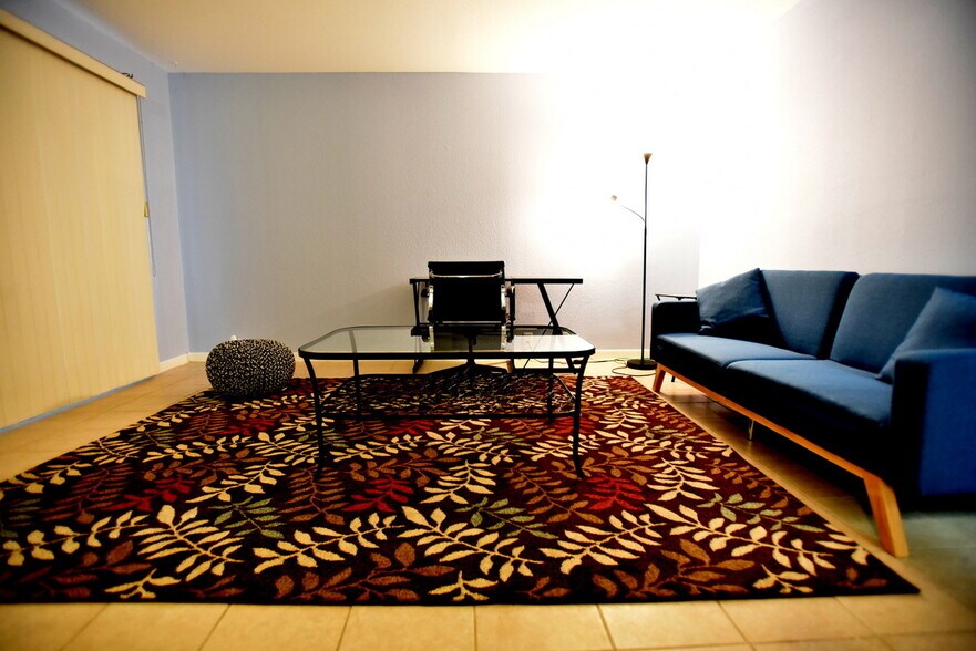 Building Photo - 2201 Fountain View Dr