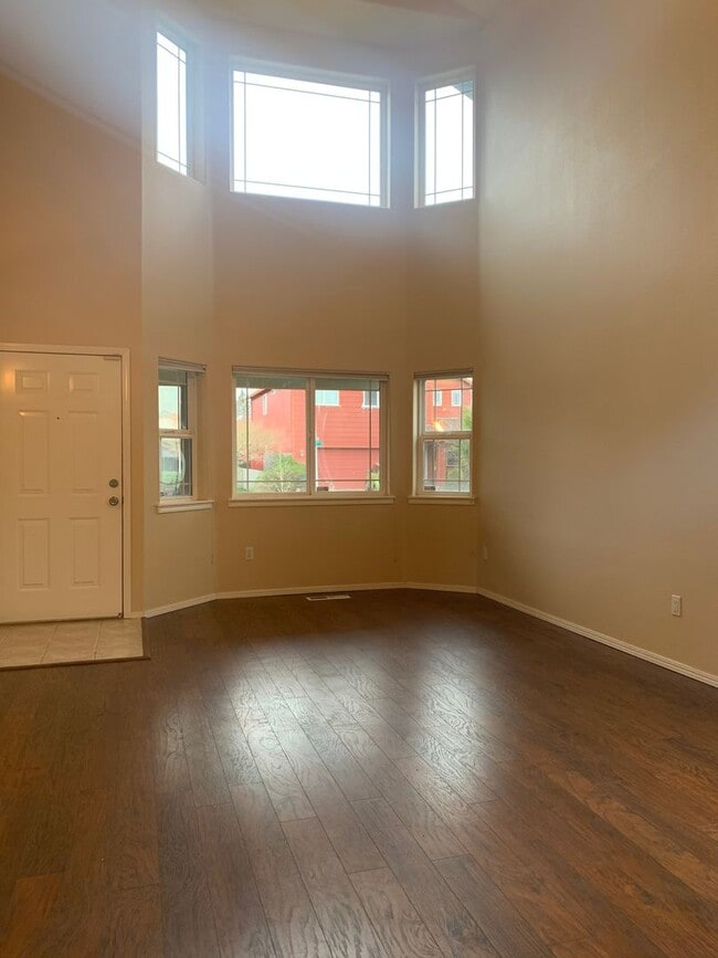 Building Photo - Great 3BD 2.5BA Fisher's Landing! Large Fe...