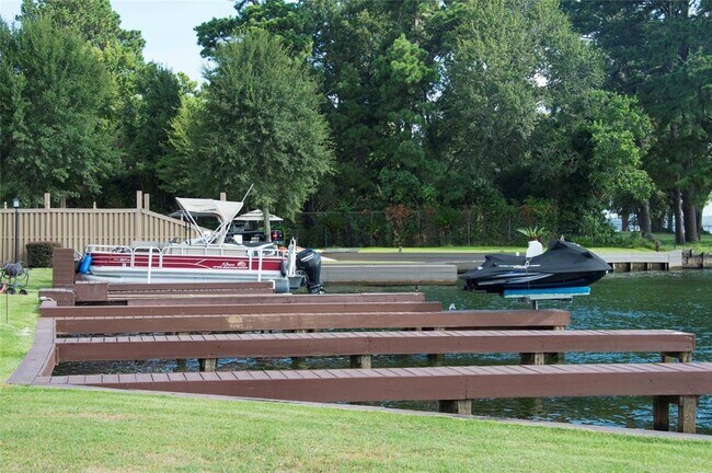 Building Photo - 801 River Rd