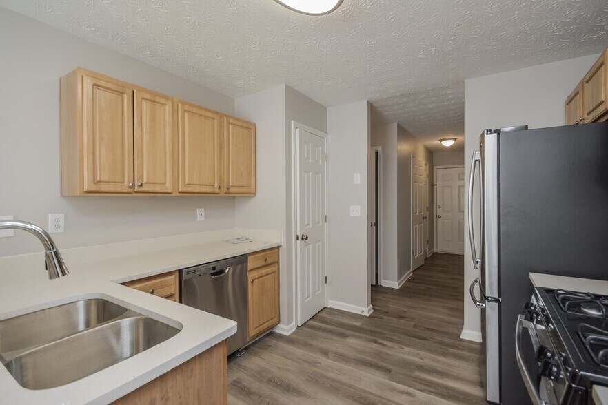 Building Photo - 180 Creekview Blvd