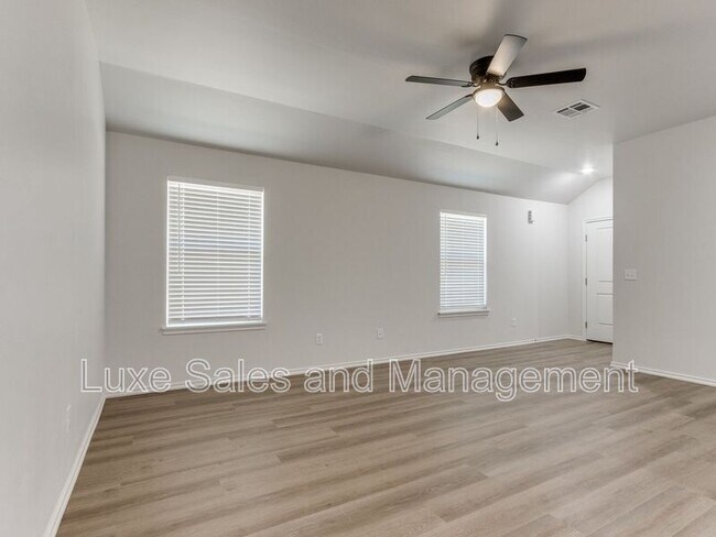Building Photo - 1543 Pavy Pkwy