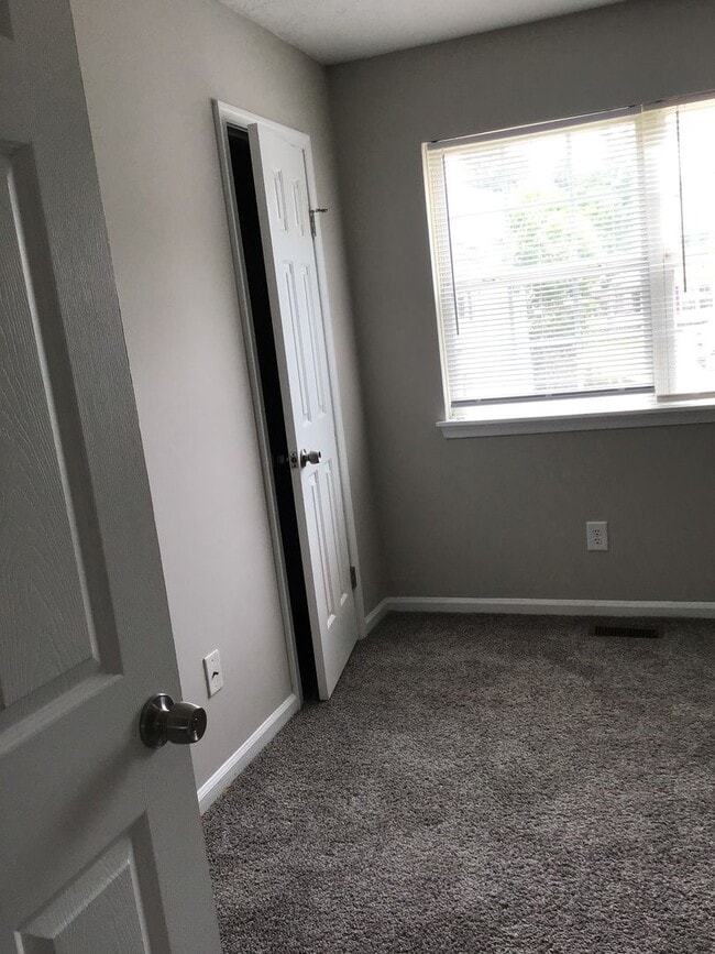 Building Photo - 3 Bed 1.5 Bath Townhome
