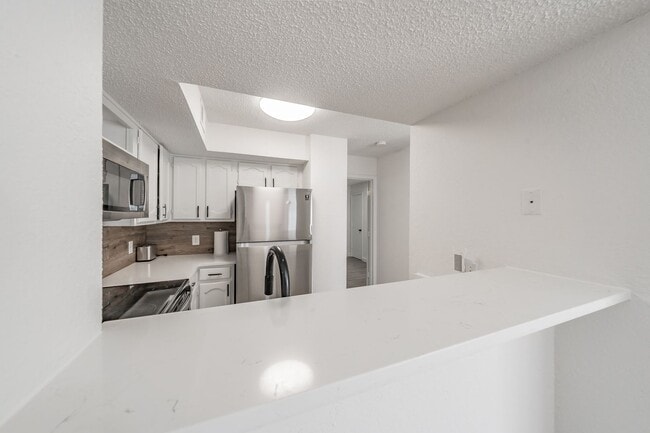 Building Photo - Updated 1-Bedroom Condo in Gated Community...