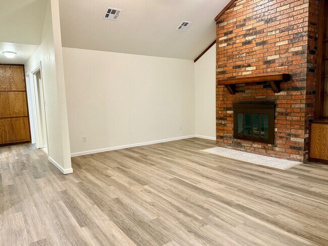 Building Photo - Super cute 2 bed 2 bath 2 car garage