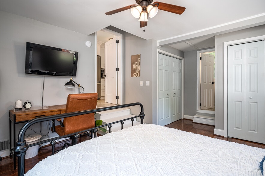 Building Photo - 582 Whispering Hills Dr