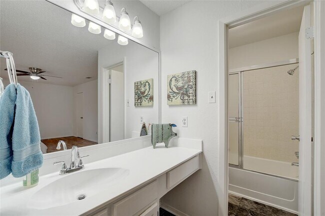 Building Photo - 4505 Clarno Dr