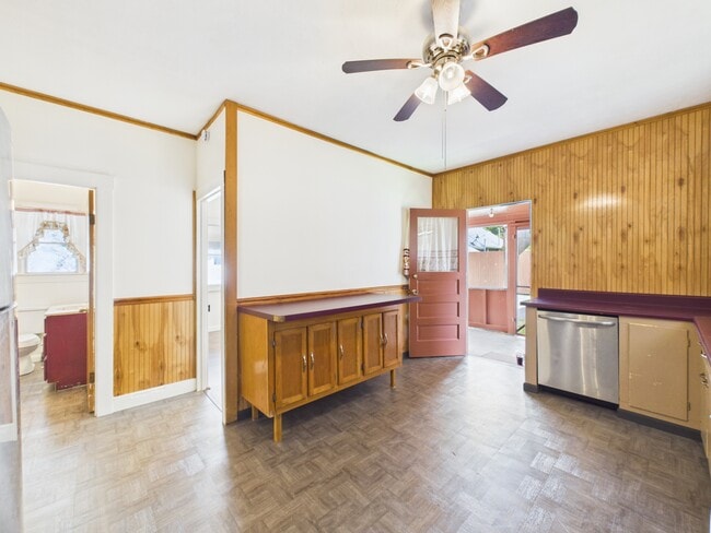 Building Photo - 305 Chelsea St