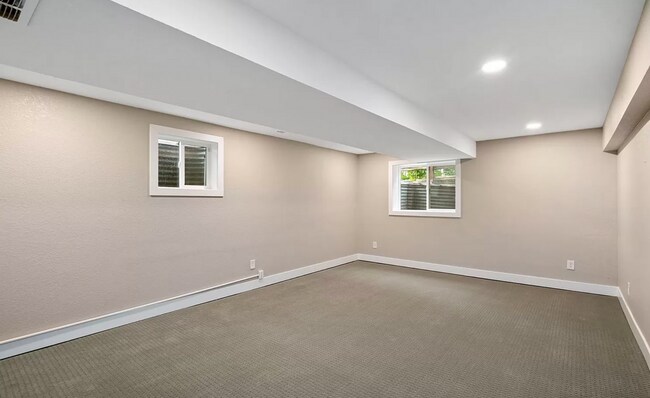 Building Photo - Modern 5 bed, 3.5 bath home in Lakewood!