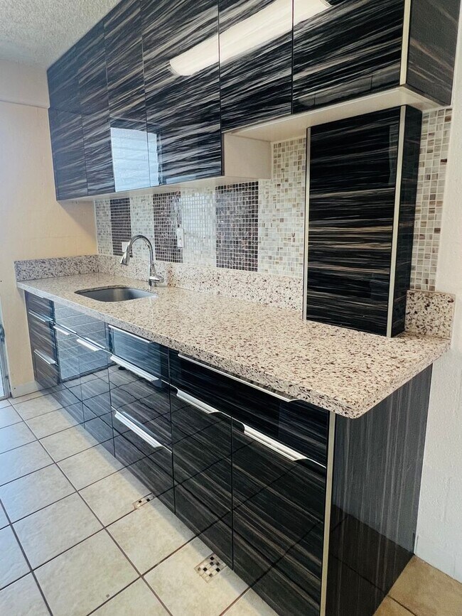 Building Photo - Beautifully Updated 1BR Condo Minutes from Waikiki/Ala Moana
