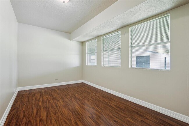 Building Photo - 9711 Long Branch Ln