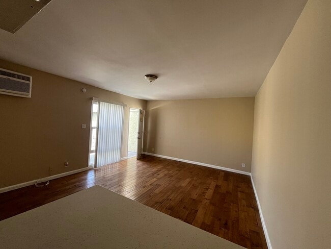 Building Photo - 6939 Hazeltine Ave