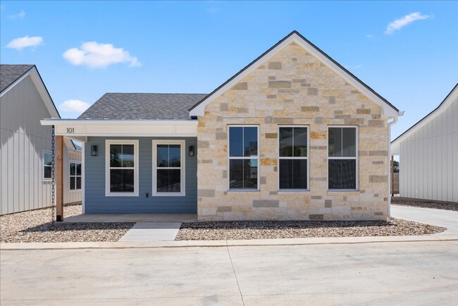 Building Photo - 802 S Creek