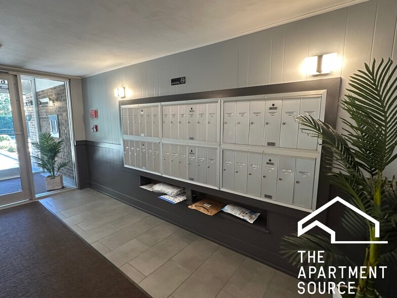 Building Photo - 696 Elm Pl