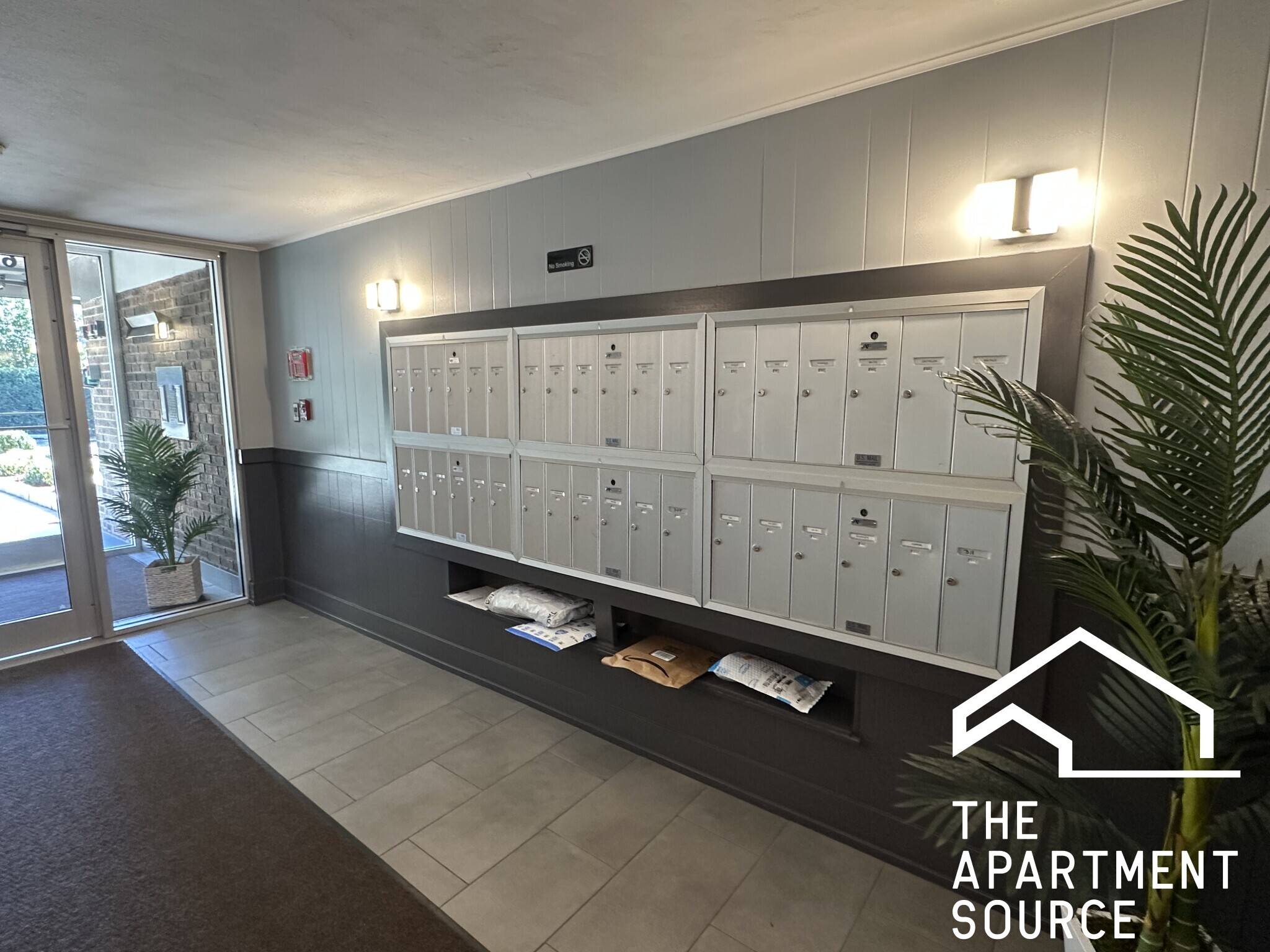 Building Photo - 696 Elm Pl