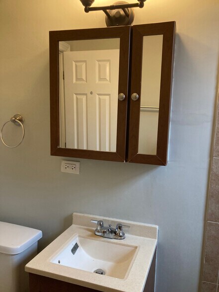 Building Photo - 894 Green Bay Rd