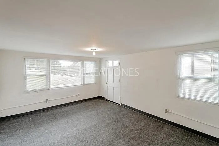 Building Photo - 707 19th St S