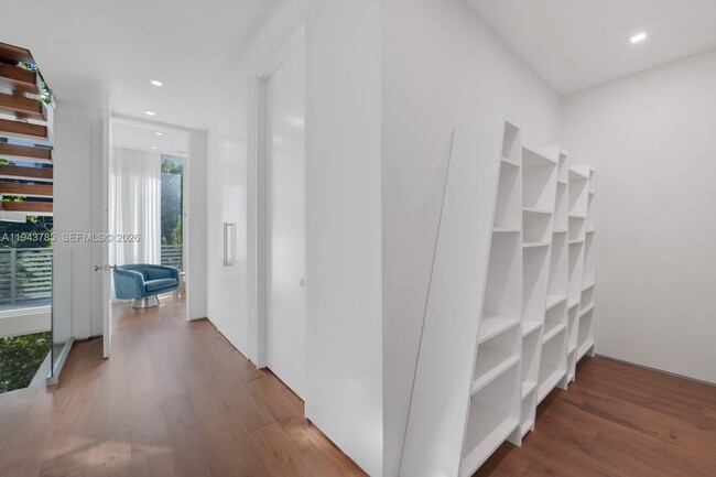 Building Photo - 819 2nd St