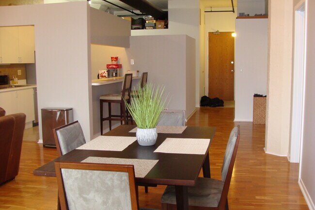 Building Photo - 621 S Plymouth Ct