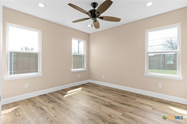 Building Photo - 209 W Victory Ave