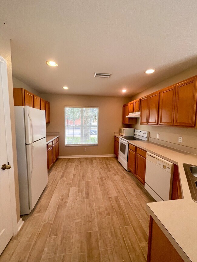 Building Photo - SPACIOUS 3 BED/ 2.5 BATH 2 STORY END UNIT ...