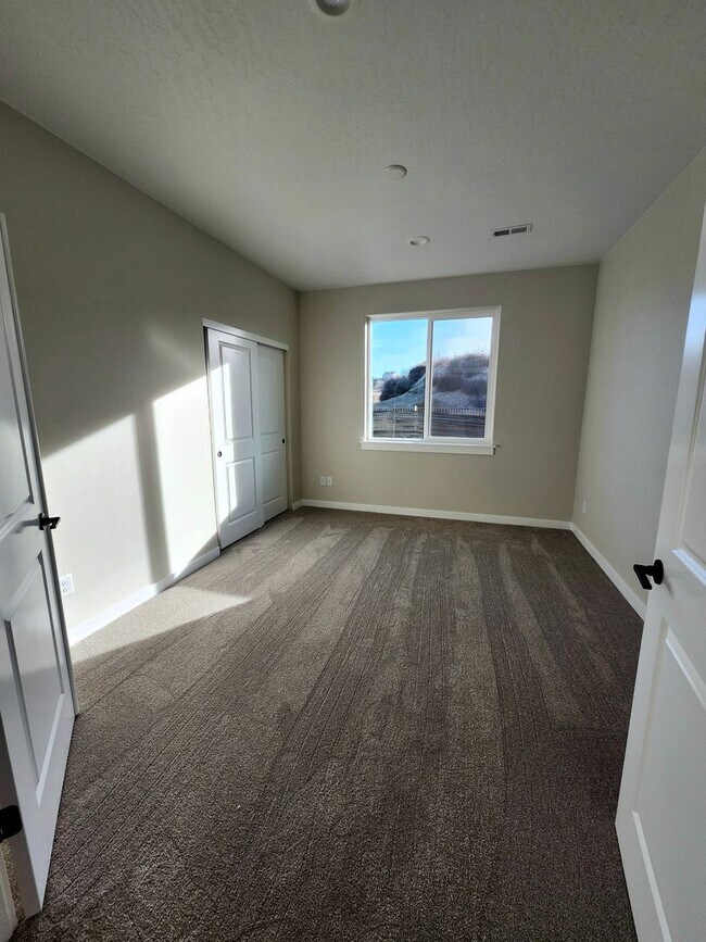 Building Photo - 3 bed, 2 bath- Kennewick Location!