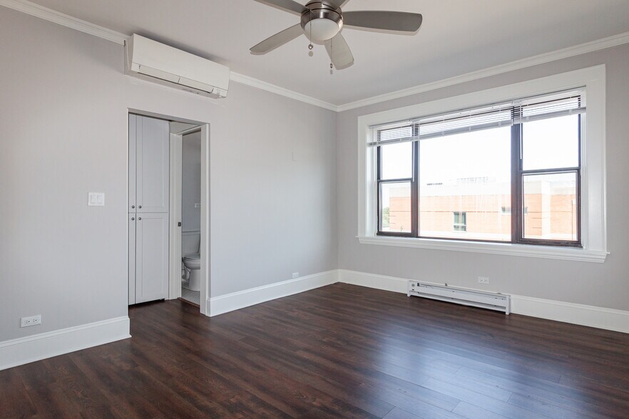 Building Photo - 827 W Lakeside Pl