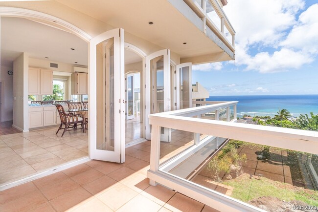 Building Photo - PARTIALLY FURNISHED 3BR 3.5BA in HAWAII LO...