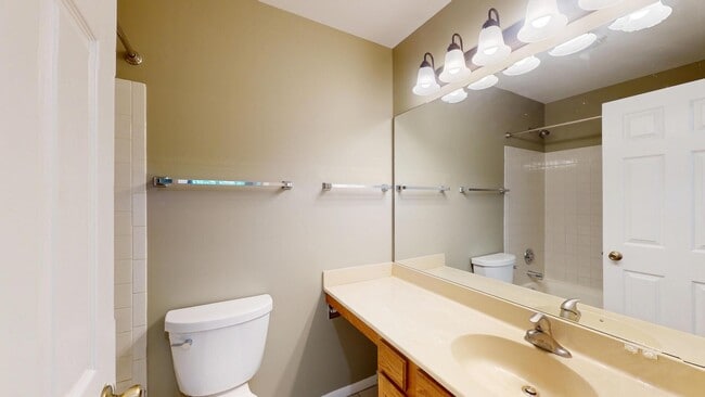 Building Photo - 1237 Cranbrook Dr