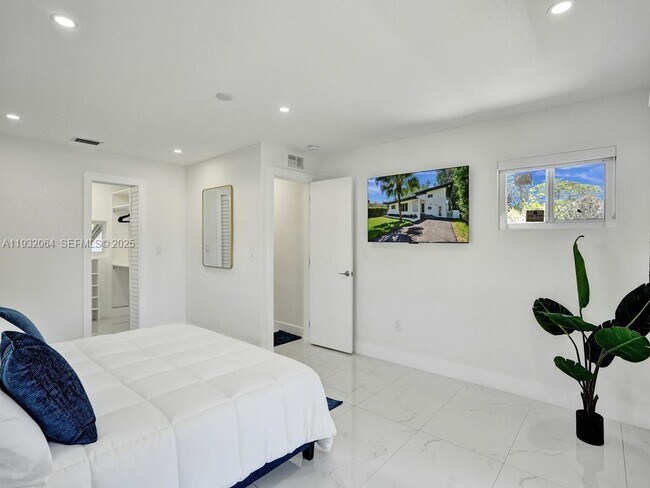 Building Photo - 210 NE 85th St