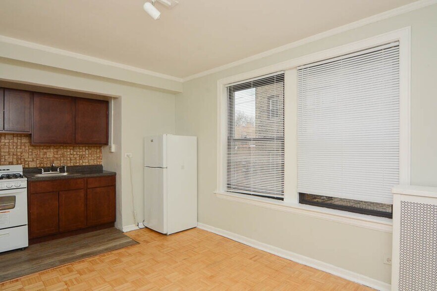 Building Photo - 629 W Belmont Ave