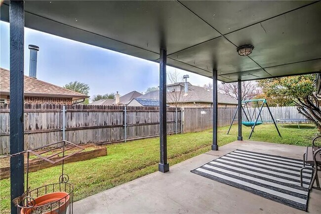 Building Photo - 2513 Redwood Ln