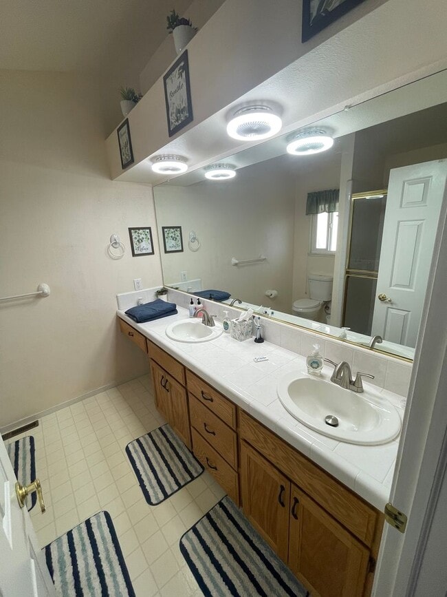 Building Photo - Oroville-Furnished-Turnkey-3 bedroom 2 bath home, hot tub, gazebo, landscaped yard, solar