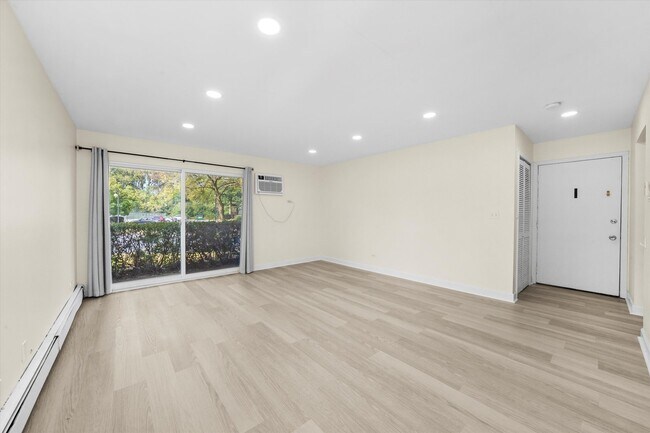 Building Photo - 9S125 Lake Dr