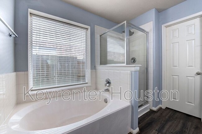 Building Photo - 6411 Silver Shade Dr
