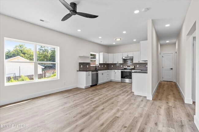 Building Photo - 3900 Lilac Ave