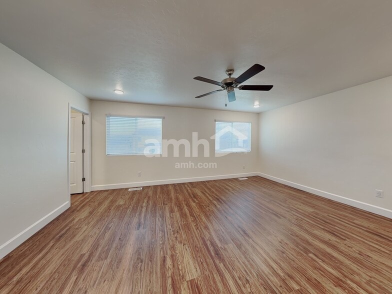 Building Photo - 884 N Garnet Creek Ave