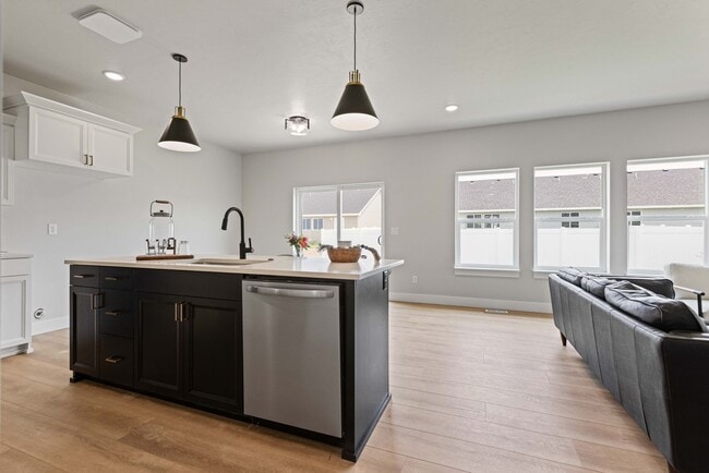 Building Photo - AWESOME 3 Bed 2 Bath Twin home in Sugar city