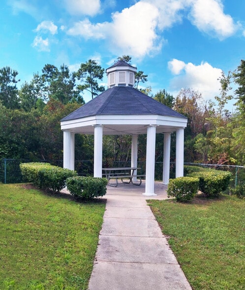 Summer Crest Apartments - Gazebo - Summer Crest Apartments