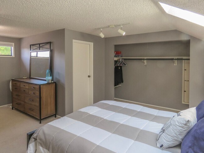 Building Photo - 4 Bedroom Tualatin Home Available - Inquir...