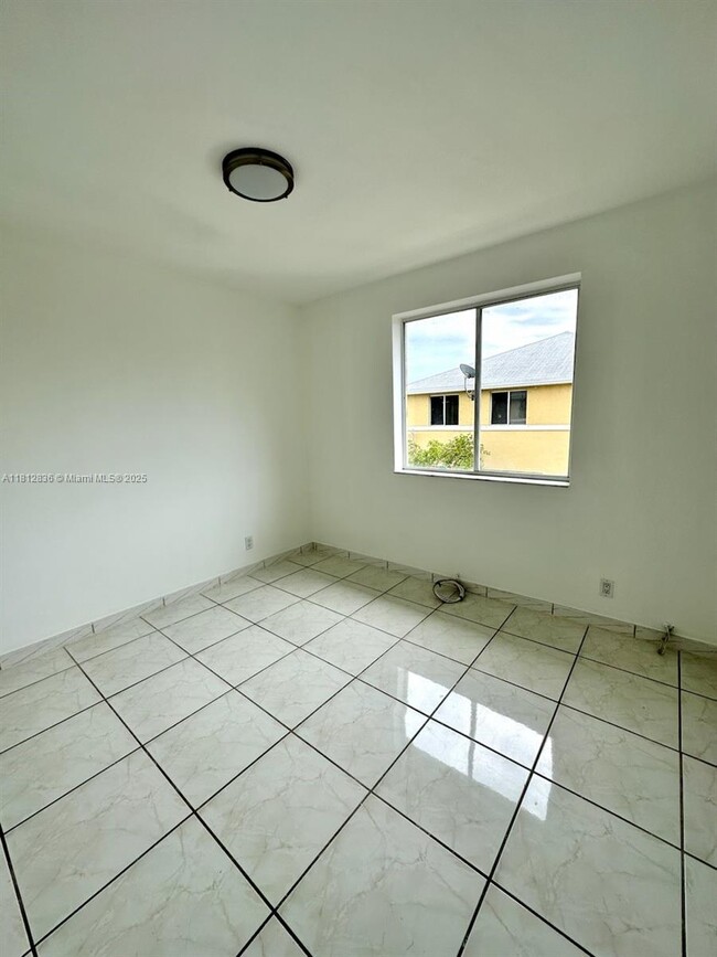 Building Photo - 21300 NE 8th Ct